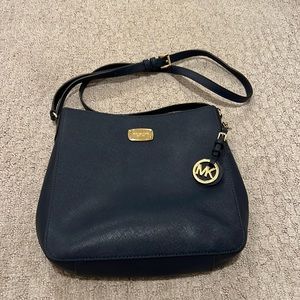 Like brand new!! Michael Kors navy blue crossbody. In beautiful condition